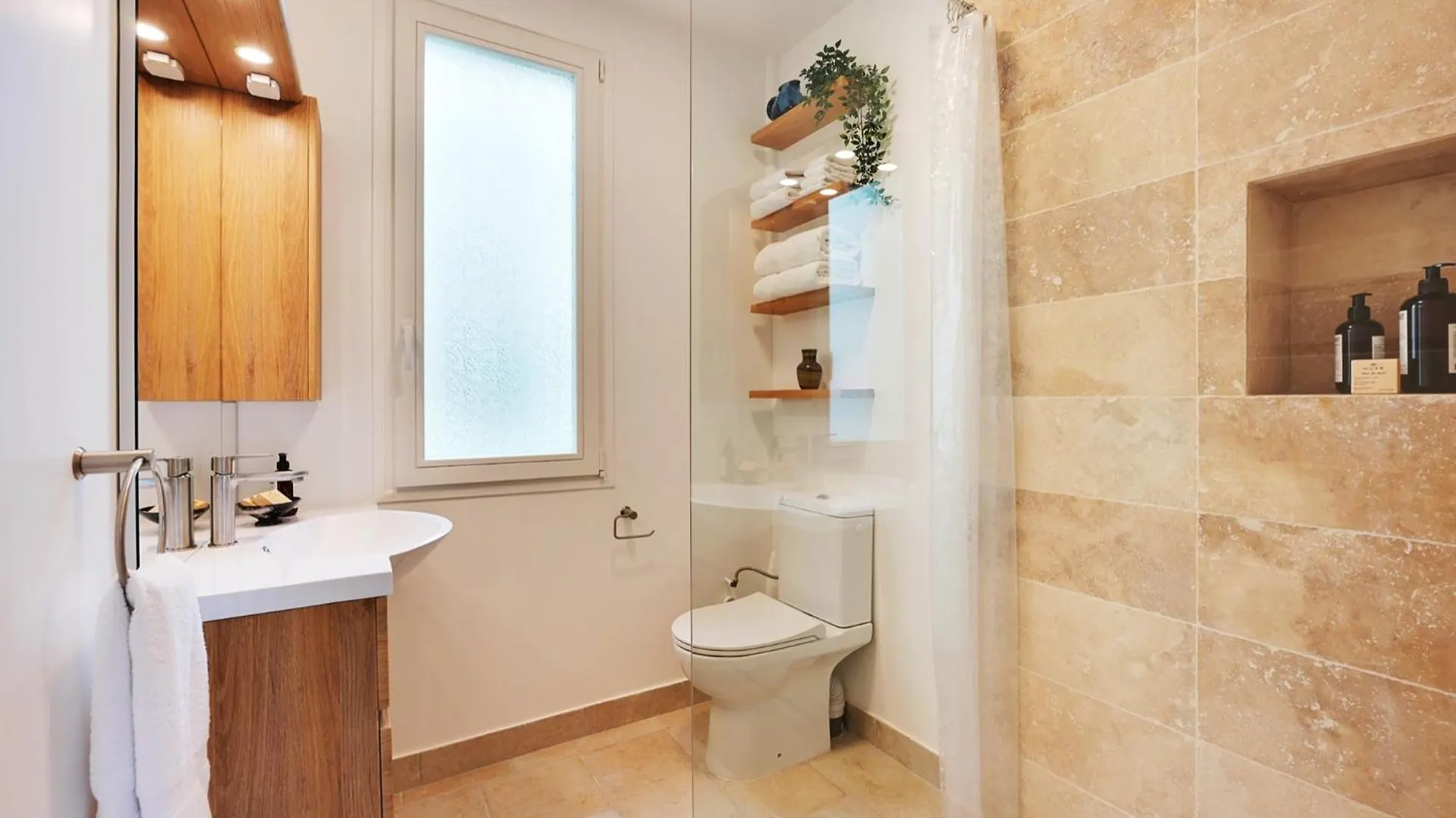Fully Renovated Apartment In Montmartre Paris