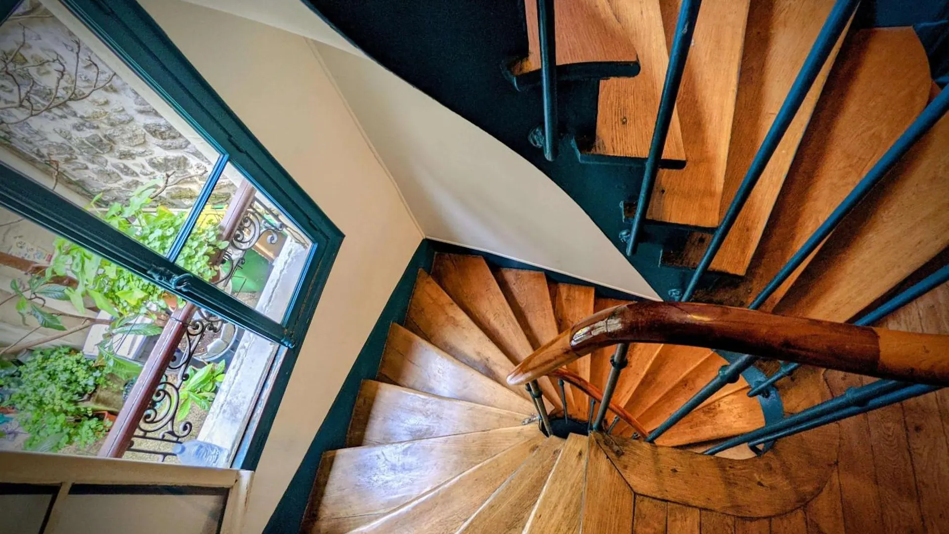 Fully Renovated Apartment In Montmartre Paris